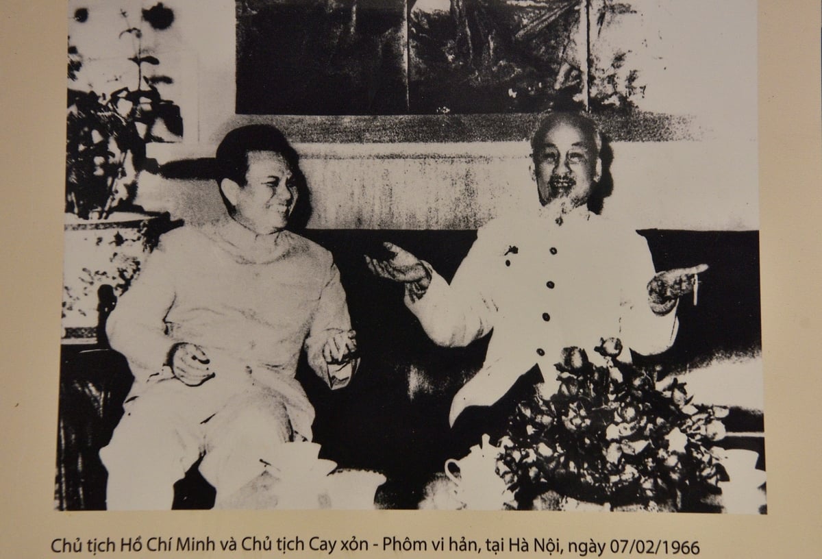 Chủ tịch Hồ Chí Minh và Chủ tịch Cay-xỏn Phôm-vi-hản. Ảnh: Chụp lại tư liệu. Chủ tịch Hồ Chí Minh và Chủ tịch Cay-xỏn Phôm-vi-hản. Ảnh: Chụp lại tư liệu.