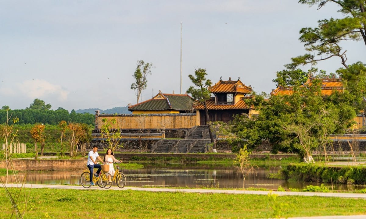 Du khách đạp xe trong khu vực di tích, thân thiện với môi trường, không gây ô nhiễm. Ảnh: V.D Du khách đạp xe trong khu vực di tích, thân thiện với môi trường, không gây ô nhiễm. Ảnh: V.D