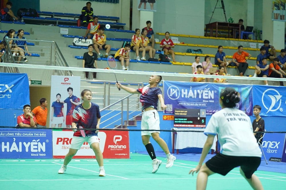 Khán giả được thưởng thức những trận đấu hấp dẫn, với nhiều pha đi cầu đẹp mắt và đầy kịch tính. Ảnh: Báo Văn Hóa. Khán giả được thưởng thức những trận đấu hấp dẫn, với nhiều pha đi cầu đẹp mắt và đầy kịch tính. Ảnh: Báo Văn Hóa.