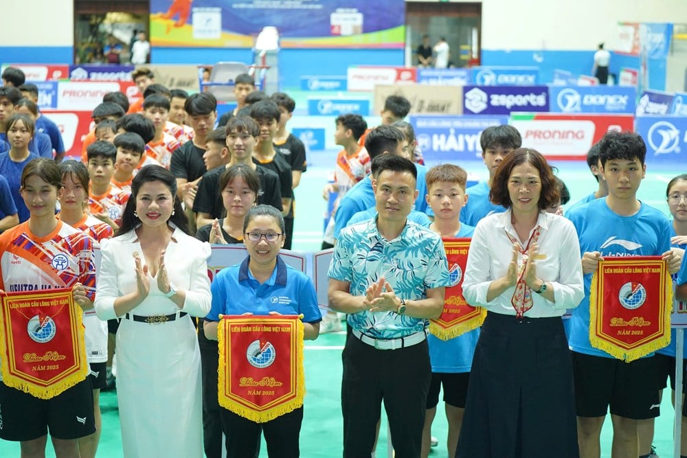 Ban tổ chức trao cờ lưu niệm cho các đoàn tham dự. Ảnh: Báo Văn Hóa. Ban tổ chức trao cờ lưu niệm cho các đoàn tham dự. Ảnh: Báo Văn Hóa.