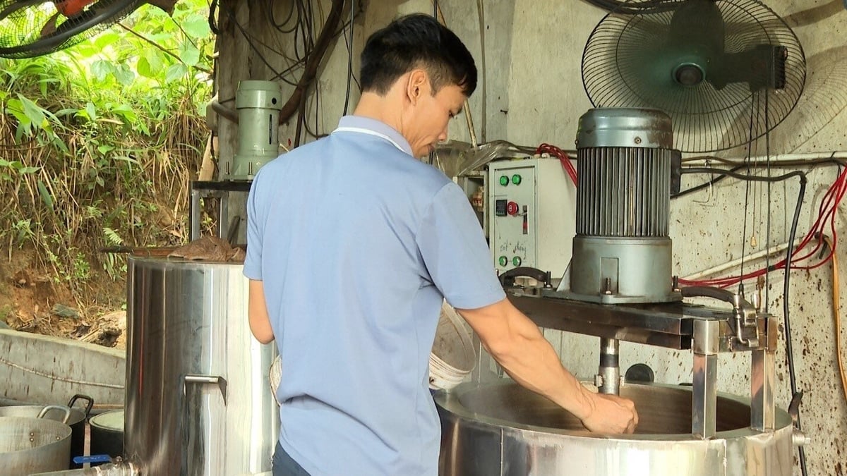 Cao dược liệu được nấu bằng máy móc hiện đại. Ảnh: Đức Việt. Cao dược liệu được nấu bằng máy móc hiện đại. Ảnh: Đức Việt.