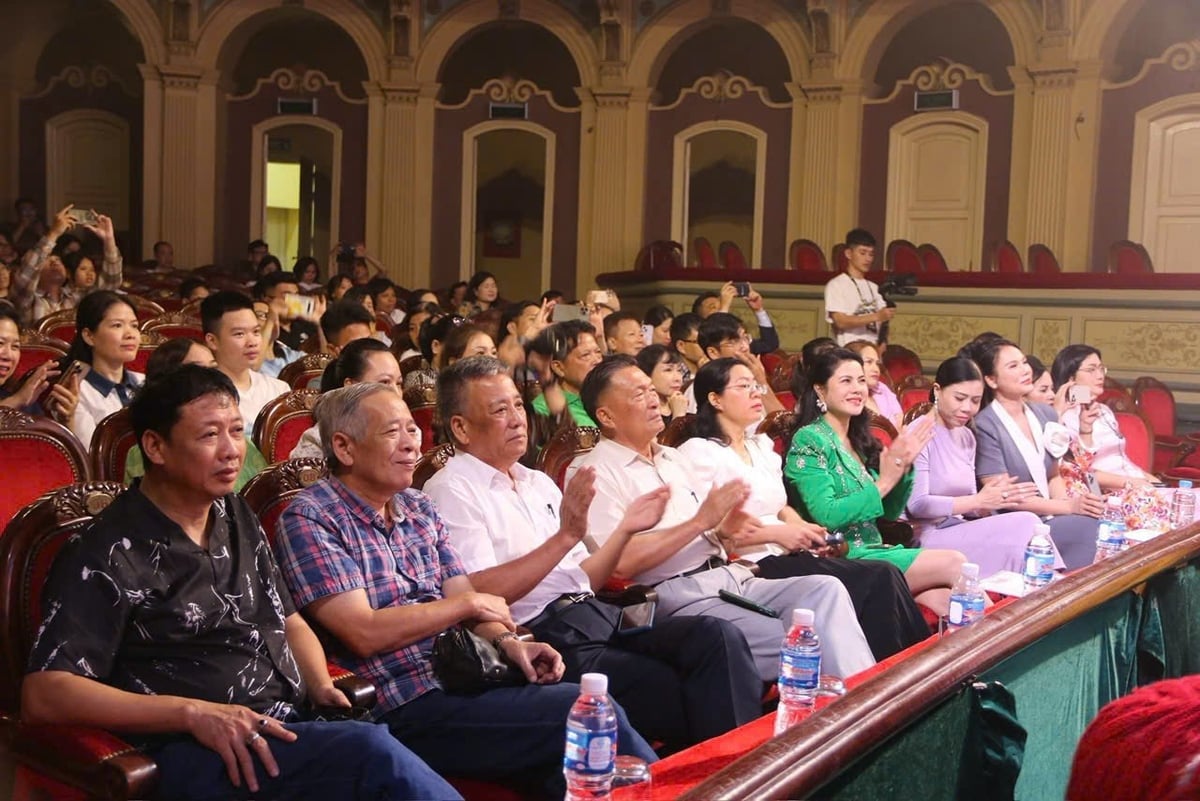 Bà Trần Thị Hoàng Mai - Giám đốc Sở Văn hóa, Thể thao và Du lịch Hải Phòng (áo xanh, ngồi hàng ghế đầu) tham dự và chủ trì buổi họp báo. Ảnh: Ban tổ chức. Bà Trần Thị Hoàng Mai - Giám đốc Sở Văn hóa, Thể thao và Du lịch Hải Phòng (áo xanh, ngồi hàng ghế đầu) tham dự và chủ trì buổi họp báo. Ảnh: Ban tổ chức.