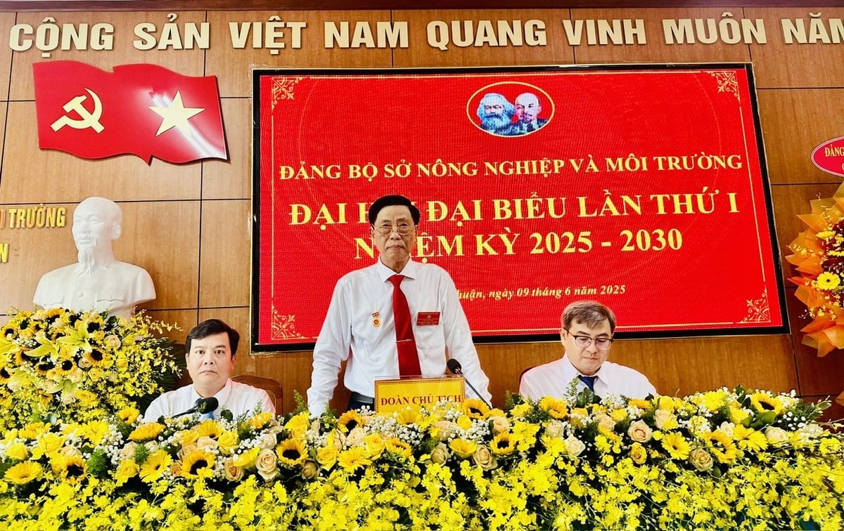 Đồng chí Đặng Kim Cương (giữa), Bí thư Đảng ủy, Giám đốc Sở Nông nghiệp và Môi trường Ninh Thuận, phát biểu tại Đại hội Đảng bộ nhiệm kỳ 2025-2030. Ảnh: PC. Đồng chí Đặng Kim Cương (giữa), Bí thư Đảng ủy, Giám đốc Sở Nông nghiệp và Môi trường Ninh Thuận, phát biểu tại Đại hội Đảng bộ nhiệm kỳ 2025-2030. Ảnh: PC.