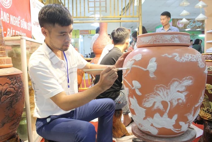 Nghệ nhân là những người nắm giữ tinh hoa, tạo nên những di sản cho các làng nghề truyền thống. Nghệ nhân là những người nắm giữ tinh hoa, tạo nên những di sản cho các làng nghề truyền thống.