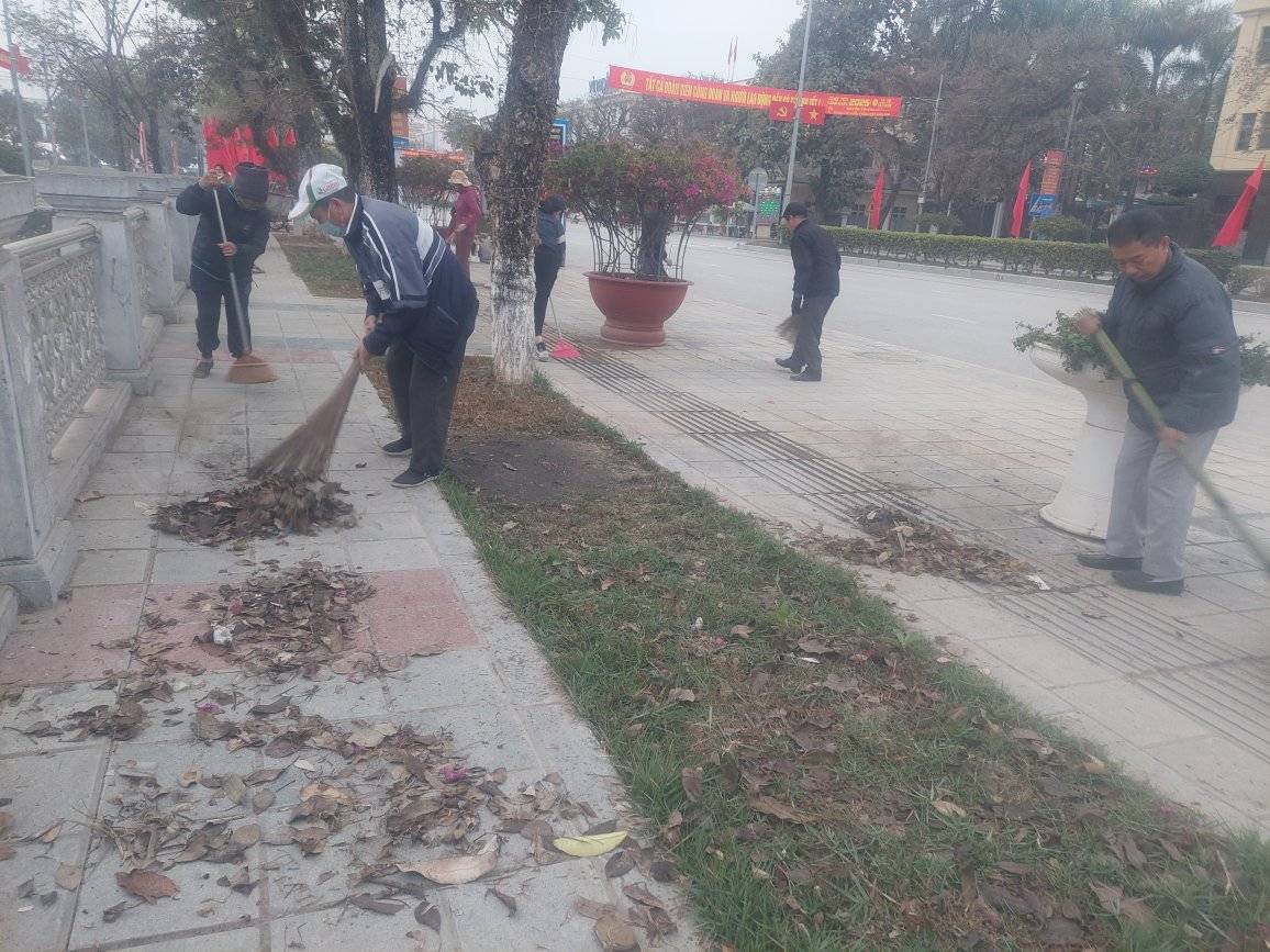 Nông dân phường Mường Thanh tham gia vệ sinh môi trường. Ành: T. Hương. Nông dân phường Mường Thanh tham gia vệ sinh môi trường. Ành: T. Hương.
