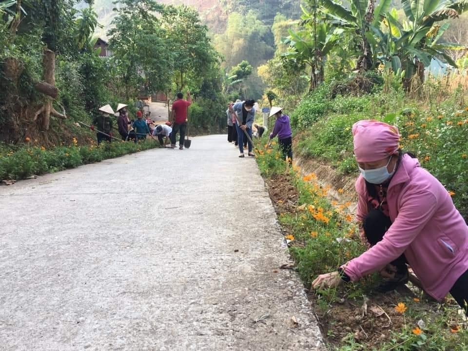 Hội viên nông dân huyện Điện Biên trồng con đường hoa, góp phần bảo vệ môi trường. Ảnh: Hoàng Châu. Hội viên nông dân huyện Điện Biên trồng con đường hoa, góp phần bảo vệ môi trường. Ảnh: Hoàng Châu.