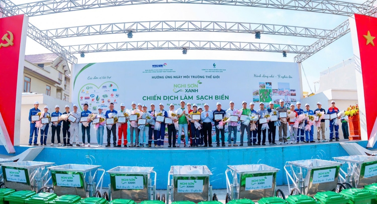 Đại diện Ban tổ chức trao hoa và giấy chứng nhận tham gia chương trình cho các doanh nghiệp và đơn vị. Ảnh: NS. Đại diện Ban tổ chức trao hoa và giấy chứng nhận tham gia chương trình cho các doanh nghiệp và đơn vị. Ảnh: NS.
