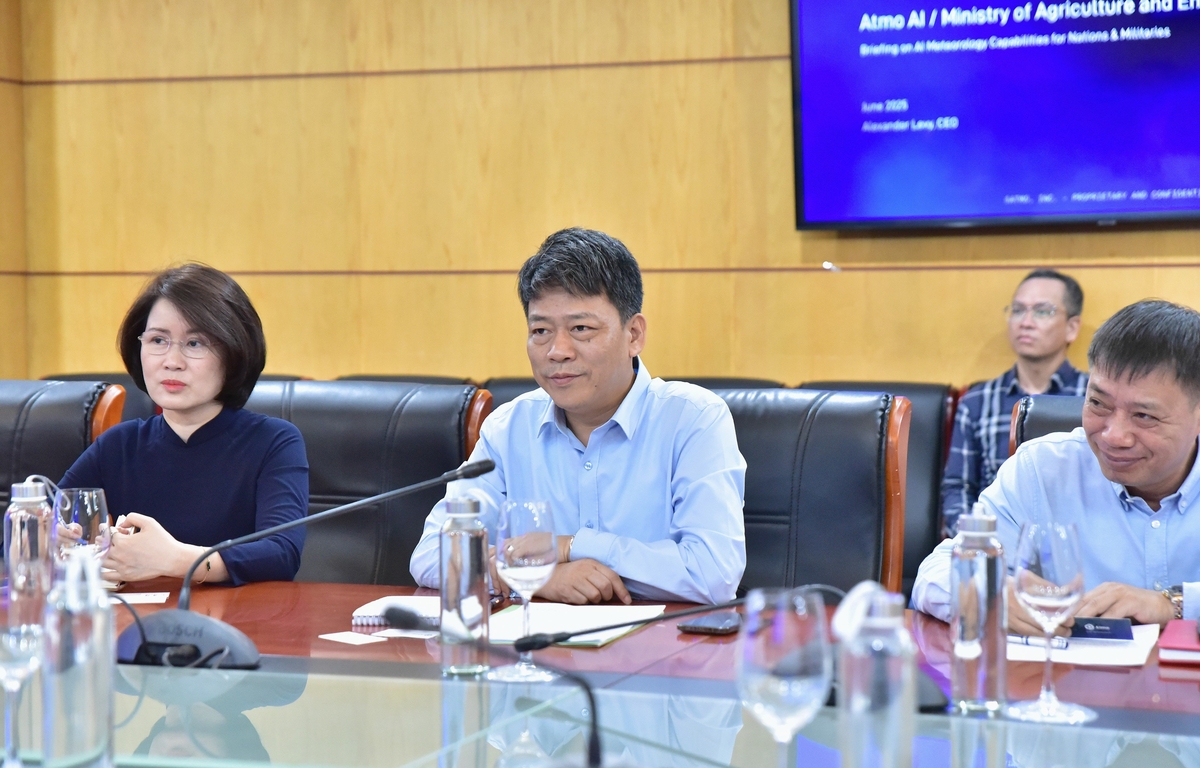 Ông Nguyễn Thượng Hiền, Cục trưởng Cục Khí tượng Thủy văn, đánh giá cao những ưu thế nổi bật về công nghệ của doanh nghiệp Atmo AI Hoa Kỳ. Ảnh: Kiều Chi. Ông Nguyễn Thượng Hiền, Cục trưởng Cục Khí tượng Thủy văn, đánh giá cao những ưu thế nổi bật về công nghệ của doanh nghiệp Atmo AI Hoa Kỳ. Ảnh: Kiều Chi.