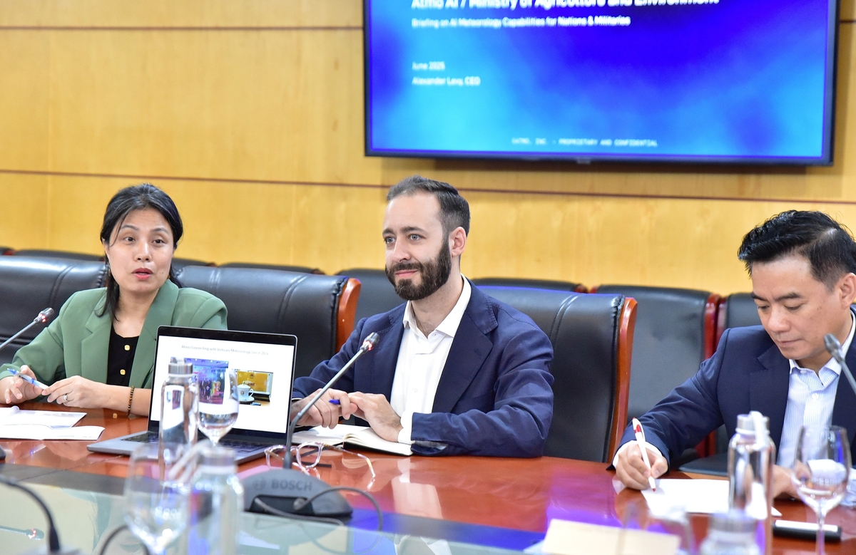 Ông Alexander Levy giới thiệu về công ty Atmo AI và các dự án hợp tác với quân sự Hoa Kỳ, dự báo thông tin bão tại Philippines. Ảnh: Kiều Chi. Ông Alexander Levy giới thiệu về công ty Atmo AI và các dự án hợp tác với quân sự Hoa Kỳ, dự báo thông tin bão tại Philippines. Ảnh: Kiều Chi.