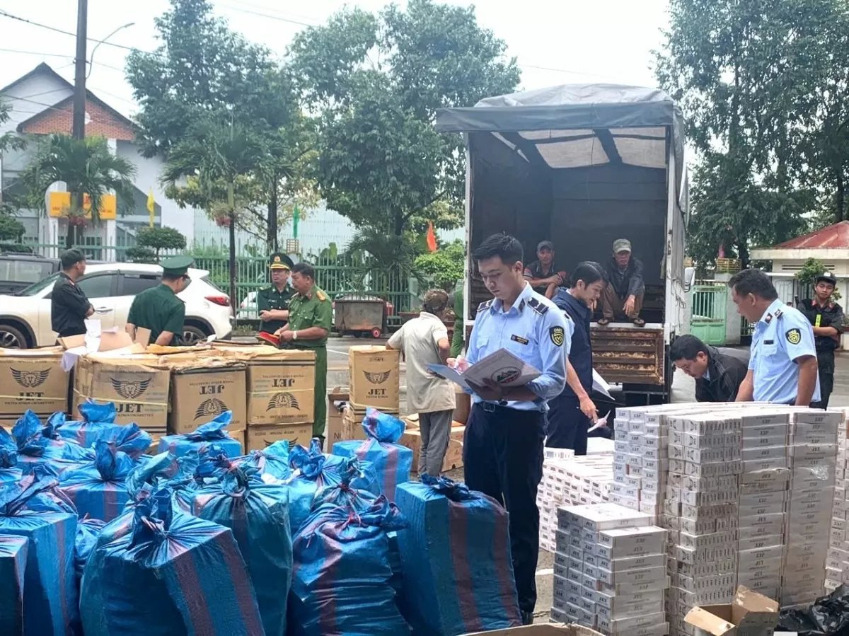 Buôn lậu thuốc lá vào Việt Nam đang gây ra những thiệt hại nghiêm trọng không chỉ về kinh tế mà còn đe dọa trực tiếp đến sức khỏe. Ảnh: QLTT. Buôn lậu thuốc lá vào Việt Nam đang gây ra những thiệt hại nghiêm trọng không chỉ về kinh tế mà còn đe dọa trực tiếp đến sức khỏe. Ảnh: QLTT.