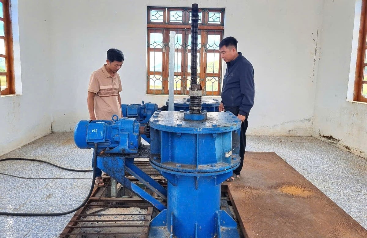 Các thiết bị được cắm sâu xuống lòng đất và chỉ cần thông qua phần mềm để theo dõi. Ảnh: Tuấn Anh. Các thiết bị được cắm sâu xuống lòng đất và chỉ cần thông qua phần mềm để theo dõi. Ảnh: Tuấn Anh.