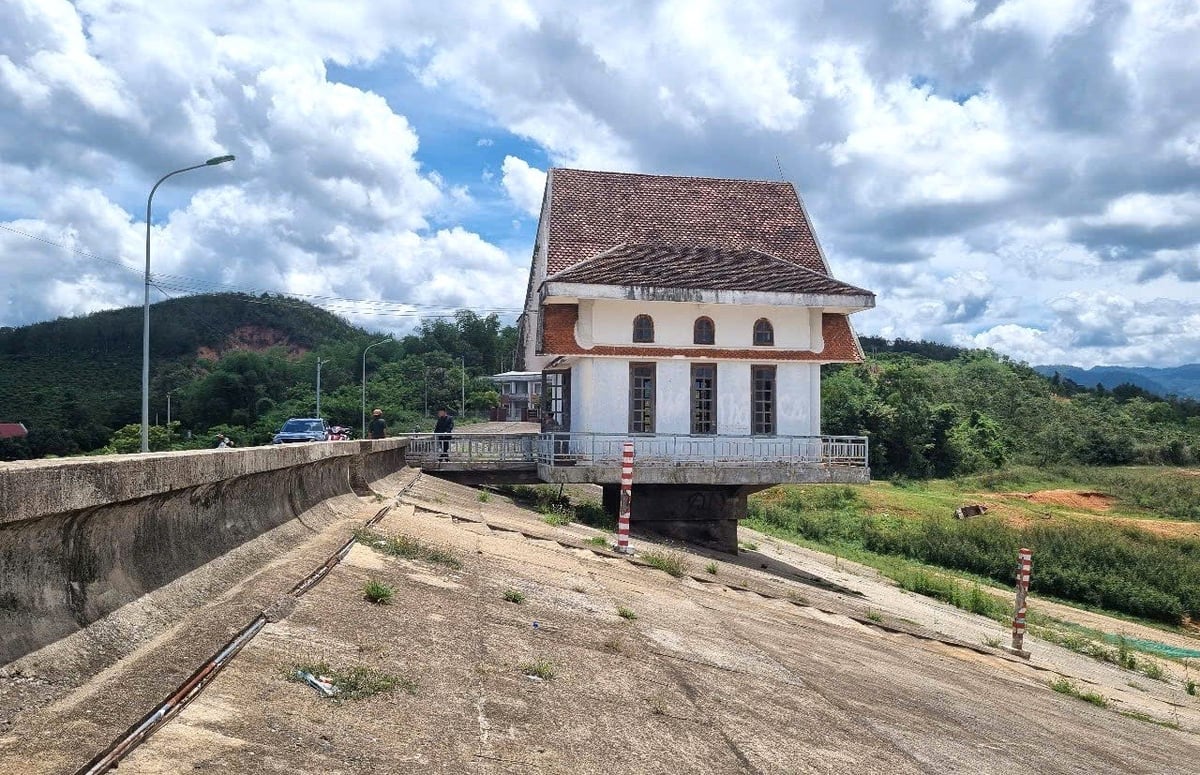 Thiết bị quan trắc tự động theo dõi mực nước đang trở thành bước tiến qua trọng ở các công trình thủy lợi. Ảnh: Tuấn Anh. Thiết bị quan trắc tự động theo dõi mực nước đang trở thành bước tiến qua trọng ở các công trình thủy lợi. Ảnh: Tuấn Anh.