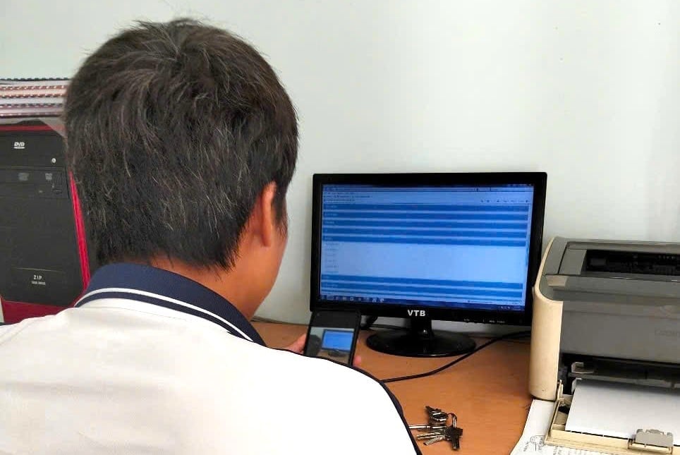 Các nhân viên theo dõi mực nước thông qua phần mềm. Ảnh: Tuấn Anh. Các nhân viên theo dõi mực nước thông qua phần mềm. Ảnh: Tuấn Anh.