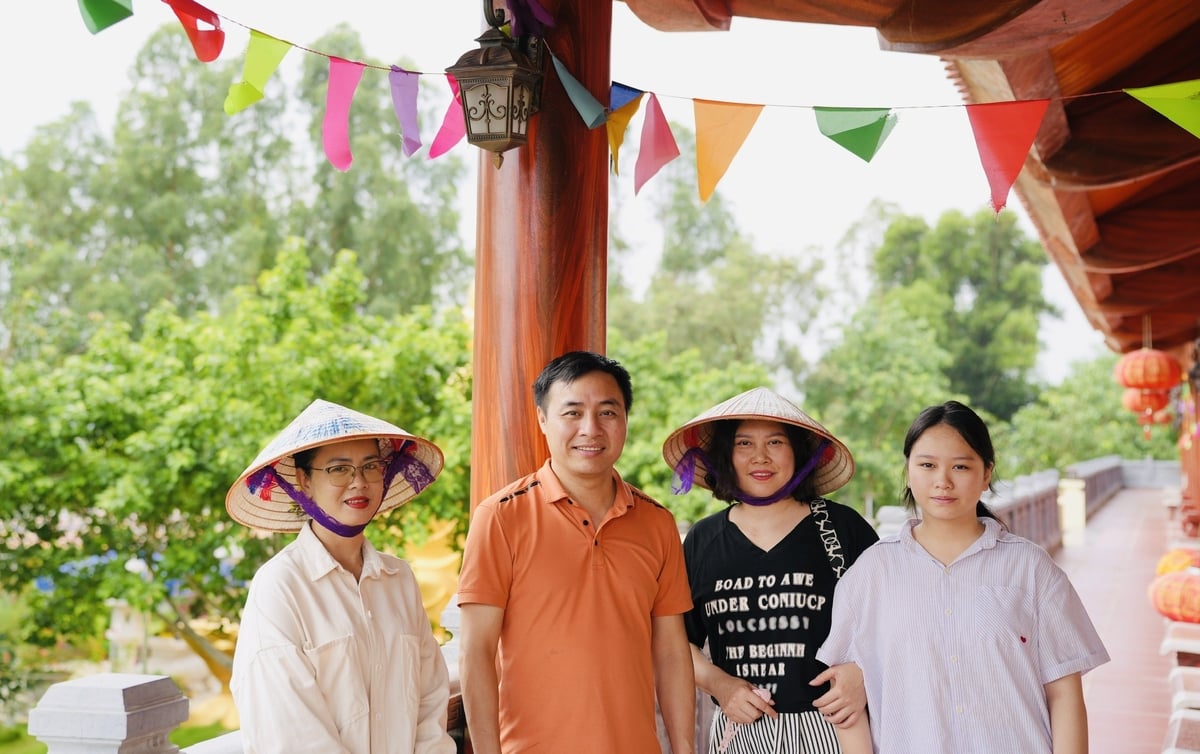 Chị Nguyễn Thị Uyên, Phó Giám đốc HTX Du lịch cộng đồng Garden Việt (bìa trái) dẫn đoàn thăm chùa Sẻ, một điểm du lịch tâm linh tại địa phương. Ảnh: Phạm Minh. Chị Nguyễn Thị Uyên, Phó Giám đốc HTX Du lịch cộng đồng Garden Việt (bìa trái) dẫn đoàn thăm chùa Sẻ, một điểm du lịch tâm linh tại địa phương. Ảnh: Phạm Minh.