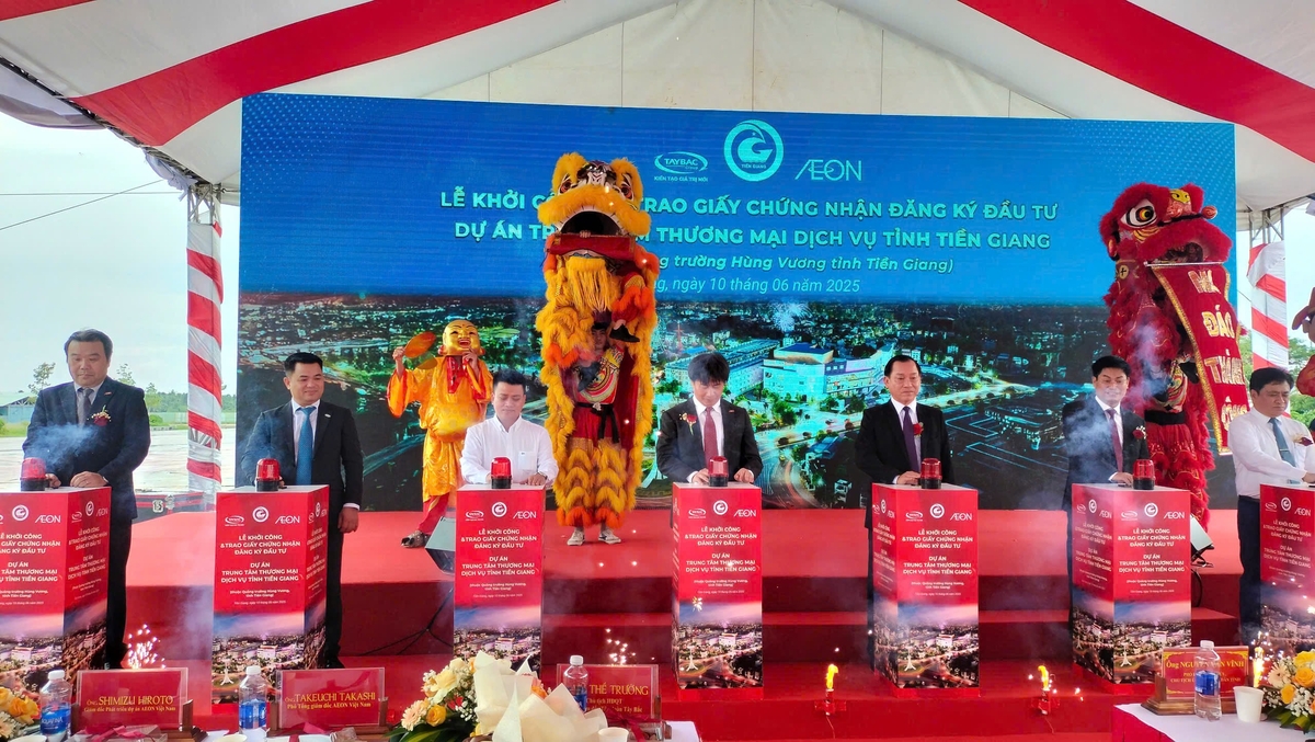 Đại biểu thực hiện nghi thức khởi công dự án Trung tâm thương mại dịch vụ tỉnh Tiền Giang (thuộc quảng trường trung tâm tỉnh Tiền Giang). Ảnh: Minh Đảm. Đại biểu thực hiện nghi thức khởi công dự án Trung tâm thương mại dịch vụ tỉnh Tiền Giang (thuộc quảng trường trung tâm tỉnh Tiền Giang). Ảnh: Minh Đảm.