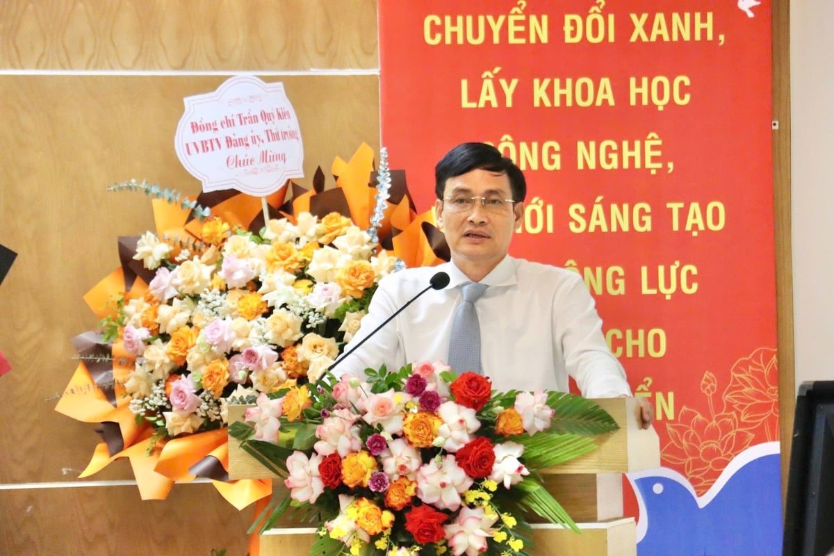 Thứ trưởng Trần Quý Kiên biểu dương Đảng bộ Cục Chuyển đổi số đã phát huy vai trò hạt nhân chính trị, lãnh đạo toàn diện, tổ chức triển khai hiệu quả nhiệm vụ chuyên môn, tạo nền móng vững chắc cho công cuộc chuyển đổi số ngành NN-MT. Ảnh: Nguyễn Thủy. Thứ trưởng Trần Quý Kiên biểu dương Đảng bộ Cục Chuyển đổi số đã phát huy vai trò hạt nhân chính trị, lãnh đạo toàn diện, tổ chức triển khai hiệu quả nhiệm vụ chuyên môn, tạo nền móng vững chắc cho công cuộc chuyển đổi số ngành NN-MT. Ảnh: Nguyễn Thủy.