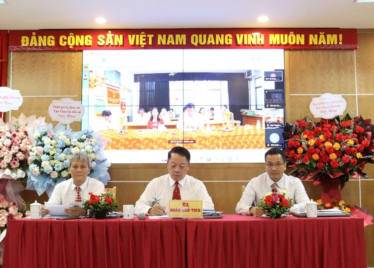 Đoàn Chủ tịch điều hành Đại hội Đảng bộ Cục Chuyển số lần thứ I, nhiệm kỳ 2025-2030. Ảnh: Nguyễn Thủy. Đoàn Chủ tịch điều hành Đại hội Đảng bộ Cục Chuyển số lần thứ I, nhiệm kỳ 2025-2030. Ảnh: Nguyễn Thủy.