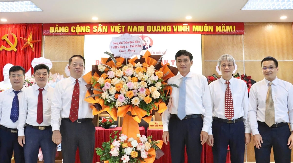 Thứ trưởng Trần Quý Kiên tặng hoa chúc mừng thành công của Đại hội Đảng bộ Cục Chuyển số lần thứ I, nhiệm kỳ 2025-2030. Ảnh: Nguyễn Thủy. Thứ trưởng Trần Quý Kiên tặng hoa chúc mừng thành công của Đại hội Đảng bộ Cục Chuyển số lần thứ I, nhiệm kỳ 2025-2030. Ảnh: Nguyễn Thủy.
