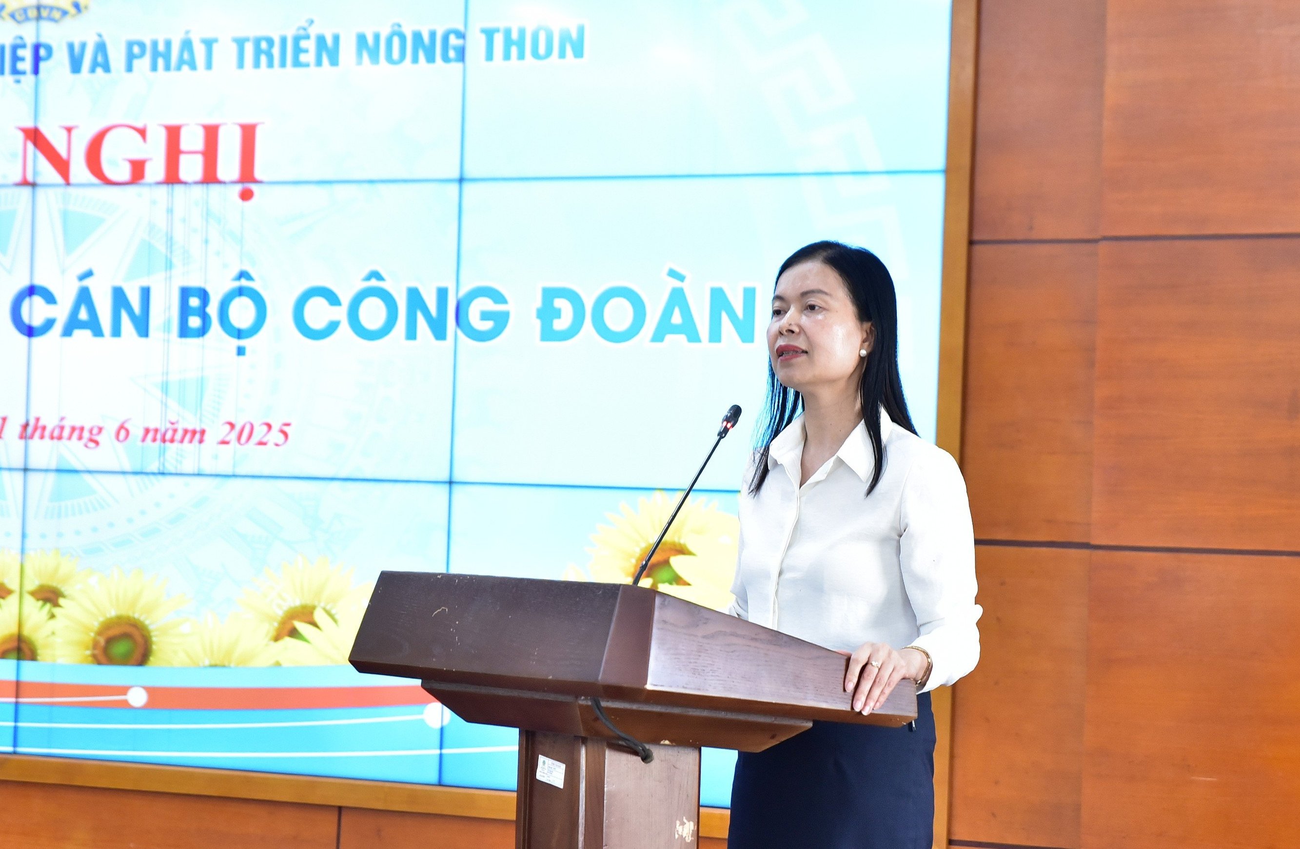 Đồng chí Vũ Thị Phương Lan, Chủ tịch Công đoàn Bộ NN-PTNT, phát biểu tại hội nghị tri ân cán bộ công đoàn.Ảnh: Kiều Chi. Đồng chí Vũ Thị Phương Lan, Chủ tịch Công đoàn Bộ NN-PTNT, phát biểu tại hội nghị tri ân cán bộ công đoàn.Ảnh: Kiều Chi.