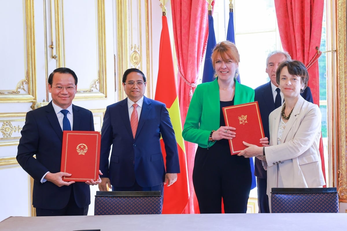 Thủ tướng Phạm Minh Chính và Thủ tướng Pháp Francois Bayrou chứng kiến ký kết và trao thoả thuận hợp tác ba bên giữa Cục Địa chất và Khoáng sản Việt Nam, Cục nghiên cứu địa chất và khoáng sản Pháp BRGM và Cơ quan Phát triển Pháp AFD về quản lý bền vững tài nguyên khoáng sản và tăng cường kiến thức địa chất cho chuyển dịch năng lượng. Ảnh: VGP. Thủ tướng Phạm Minh Chính và Thủ tướng Pháp Francois Bayrou chứng kiến ký kết và trao thoả thuận hợp tác ba bên giữa Cục Địa chất và Khoáng sản Việt Nam, Cục nghiên cứu địa chất và khoáng sản Pháp BRGM và Cơ quan Phát triển Pháp AFD về quản lý bền vững tài nguyên khoáng sản và tăng cường kiến thức địa chất cho chuyển dịch năng lượng. Ảnh: VGP.