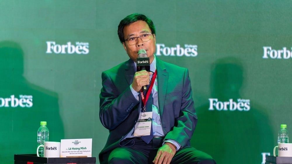 Mr. Le Hoang Minh shares about Vinamilk's application of technology for green transition at the Forbes Vietnam's Sustainability Leaders' Summit 2025. Photo: Vinamilk.
