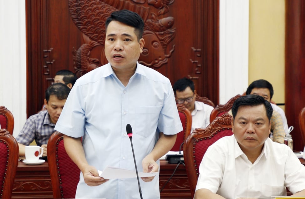 Giám đốc Sở Tài chính Nguyễn Việt Hùng báo cáo tại phiên họp. Ảnh: Cổng thông tin Bắc Ninh. Giám đốc Sở Tài chính Nguyễn Việt Hùng báo cáo tại phiên họp. Ảnh: Cổng thông tin Bắc Ninh.