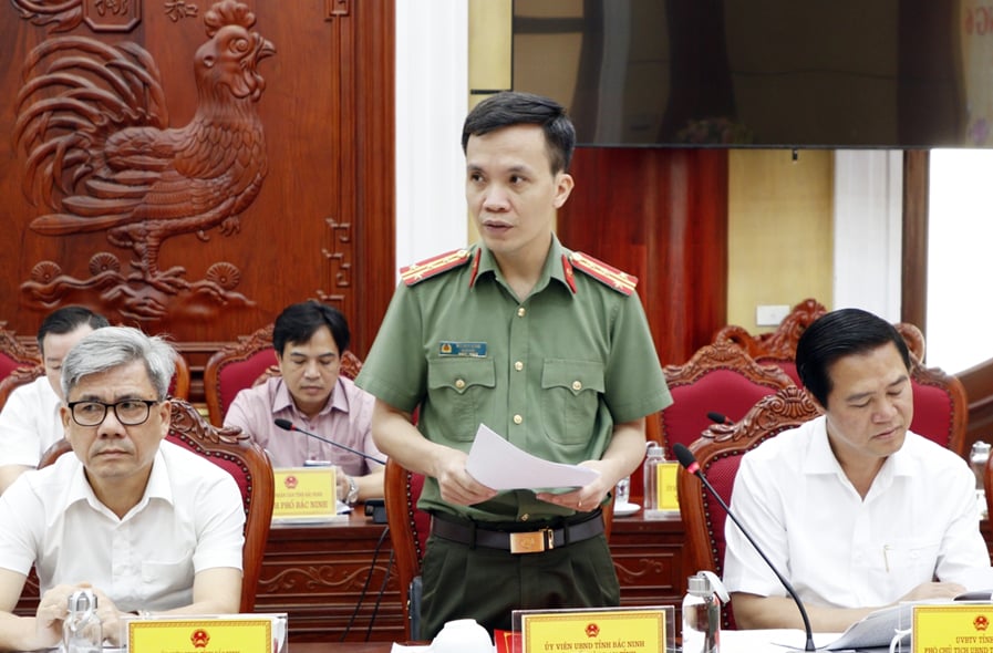Giám đốc Công an tỉnh Bùi Duy Hưng báo cáo tạo phiên họp. Ảnh: Cổng thông tin Bắc Ninh. Giám đốc Công an tỉnh Bùi Duy Hưng báo cáo tạo phiên họp. Ảnh: Cổng thông tin Bắc Ninh.