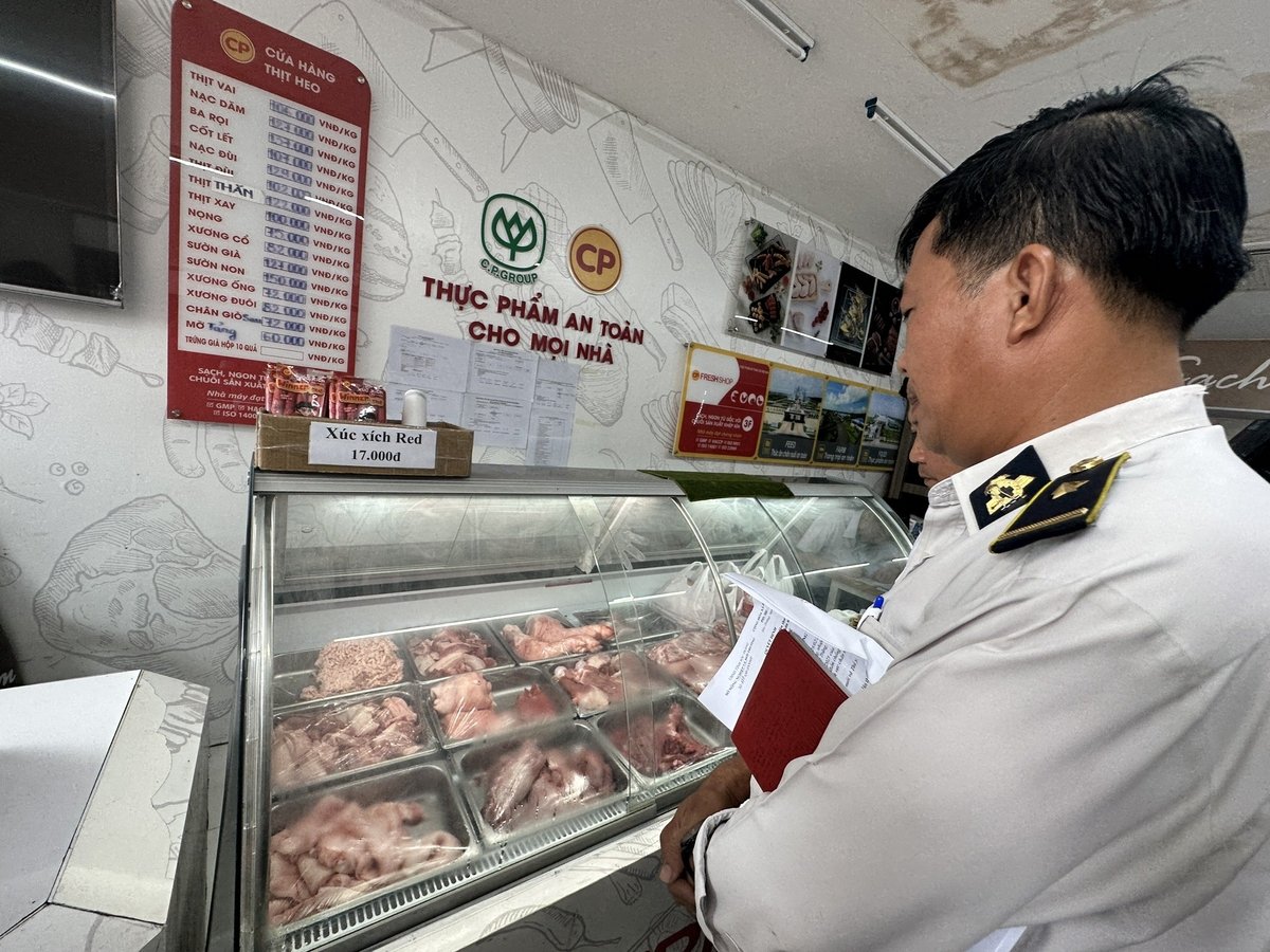 Đoàn kiểm tra liên ngành của Sở Nông nghiệp và Môi trường Sóc Trăng kiểm tra tại cửa hàng CP Fresh Shop số 12 (đường Triệu Nương, ấp Châu Thành, thị trấn Mỹ Xuyên). Ảnh: Kim Anh. Đoàn kiểm tra liên ngành của Sở Nông nghiệp và Môi trường Sóc Trăng kiểm tra tại cửa hàng CP Fresh Shop số 12 (đường Triệu Nương, ấp Châu Thành, thị trấn Mỹ Xuyên). Ảnh: Kim Anh.