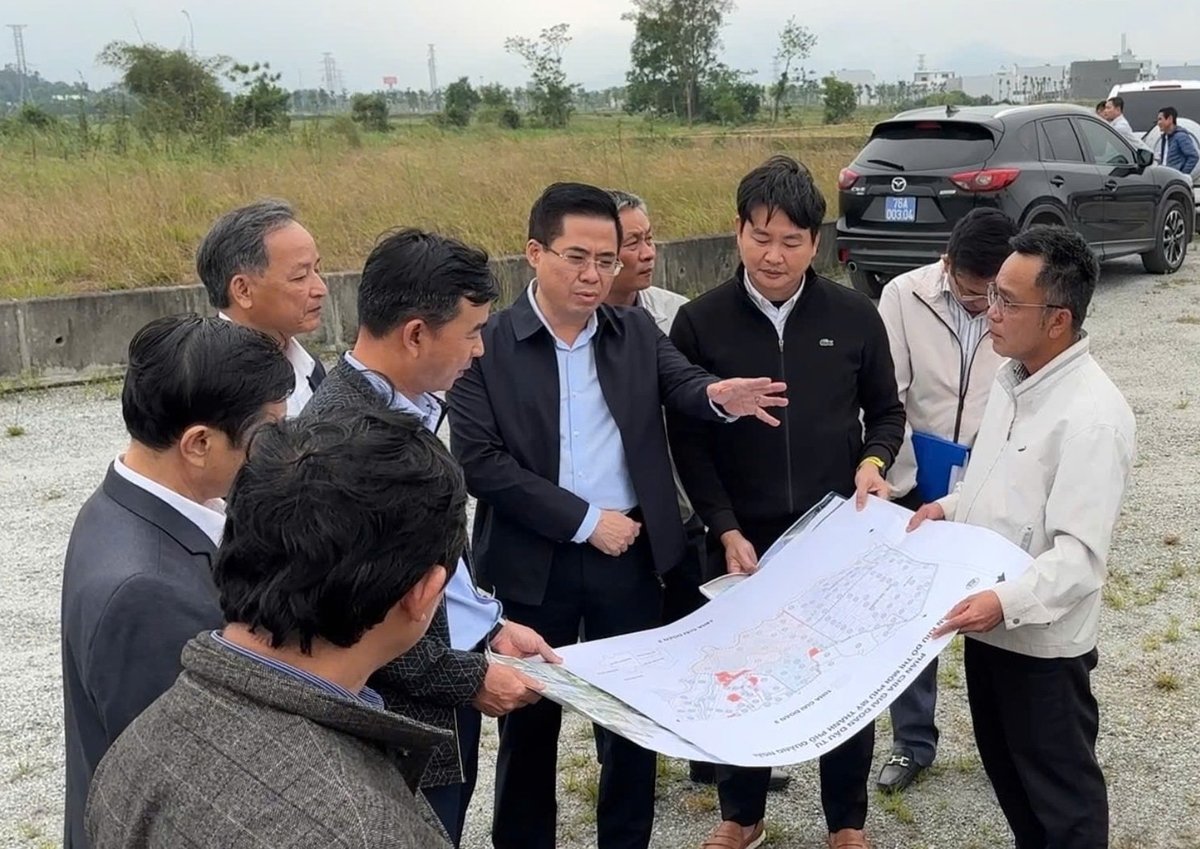 Chủ tịch UBND tỉnh Quảng Ngãi Nguyễn Hoàng Giang kiểm tra thực tế một dự án nhà ở xã hội ở TP Quảng Ngãi. Ảnh: N.H Chủ tịch UBND tỉnh Quảng Ngãi Nguyễn Hoàng Giang kiểm tra thực tế một dự án nhà ở xã hội ở TP Quảng Ngãi. Ảnh: N.H