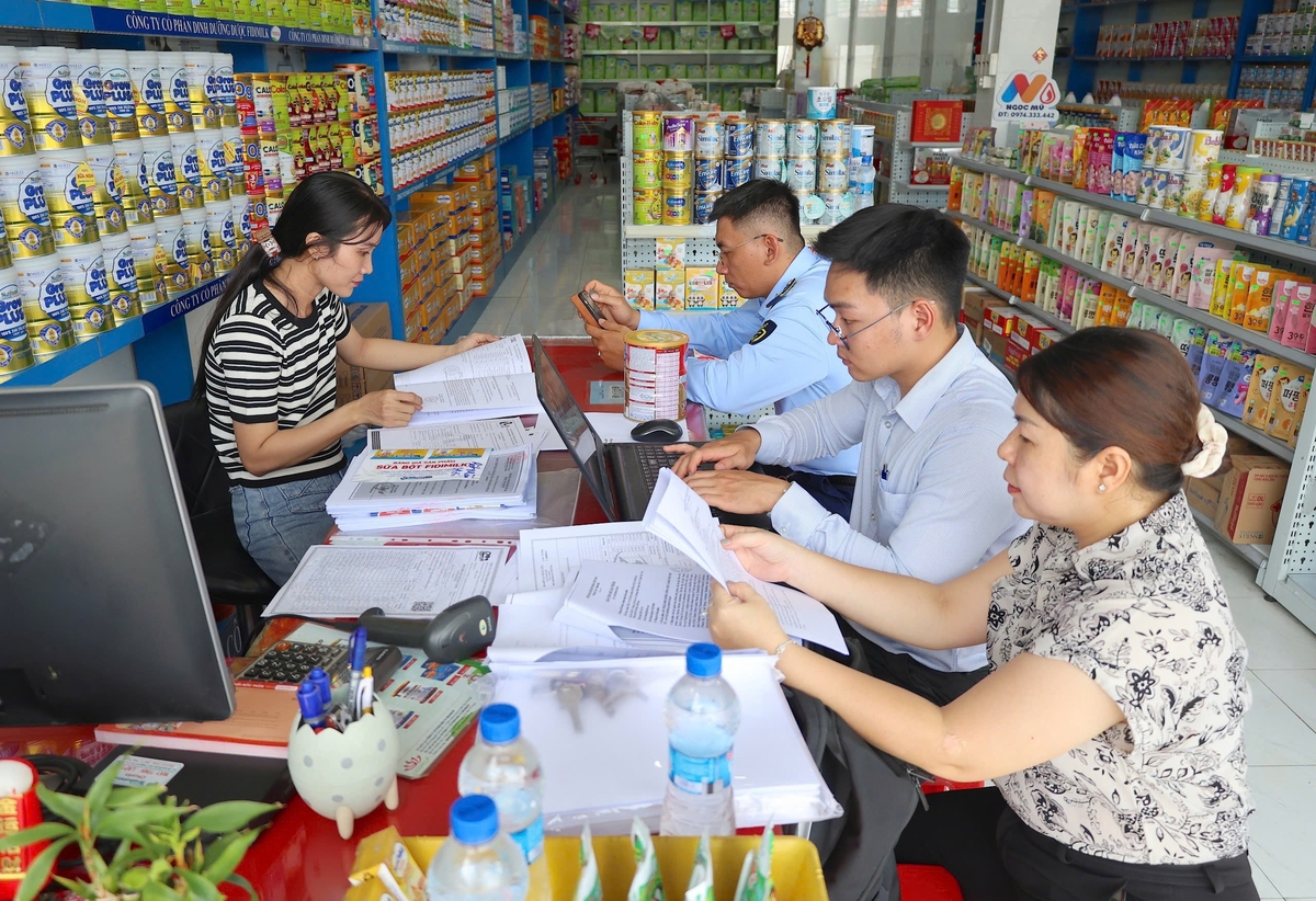 Đoàn liên ngành thuộc Ban chỉ đạo 389 tỉnh Tây Ninh kiểm tra các cơ sở kinh doanh tại địa phương. Ảnh: QLTT Tây Ninh. Đoàn liên ngành thuộc Ban chỉ đạo 389 tỉnh Tây Ninh kiểm tra các cơ sở kinh doanh tại địa phương. Ảnh: QLTT Tây Ninh.