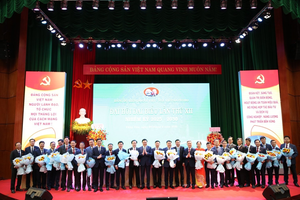 Lãnh đạo tỉnh Bà Rịa - Vũng Tàu và Petrovietnam chúc mừng các đồng chí trong Ban Chấp hành Đảng bộ Vietsovpetro khóa XII, nhiệm kỳ 2025-2030. Ảnh: Vietsovpetro. Lãnh đạo tỉnh Bà Rịa - Vũng Tàu và Petrovietnam chúc mừng các đồng chí trong Ban Chấp hành Đảng bộ Vietsovpetro khóa XII, nhiệm kỳ 2025-2030. Ảnh: Vietsovpetro.
