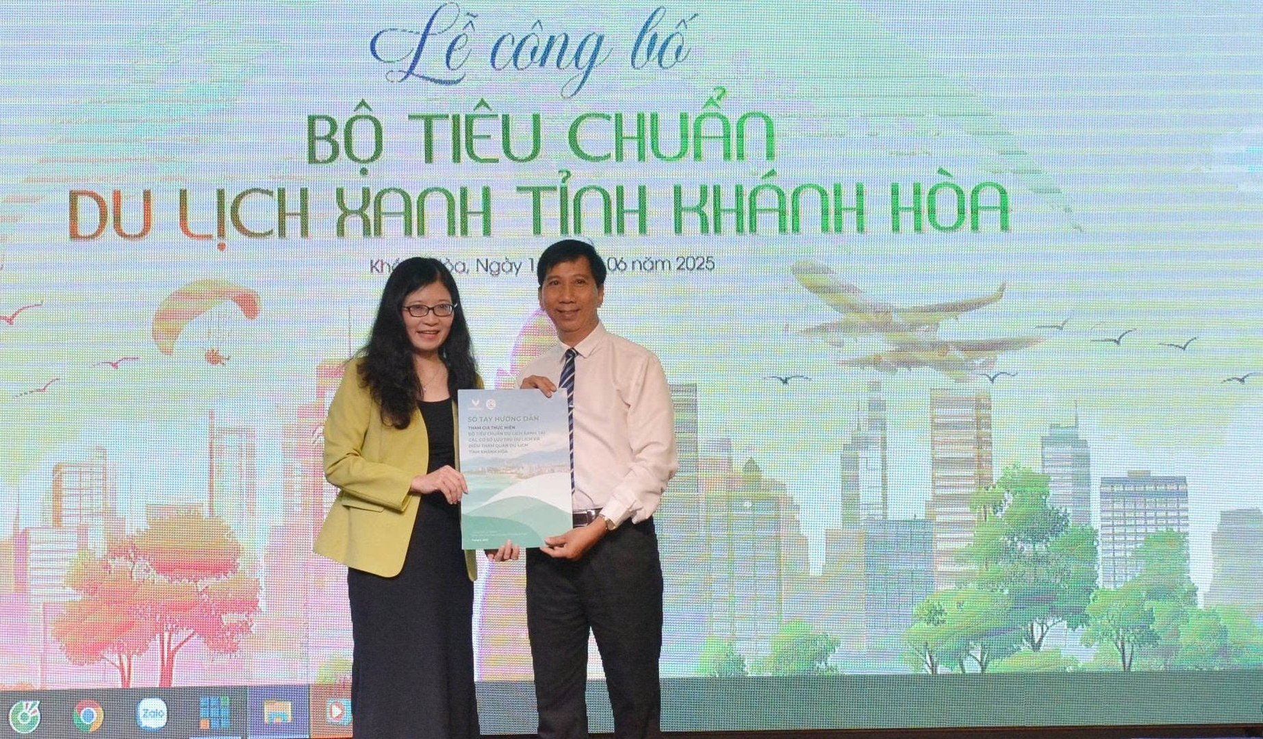 Đại diện Trường Đại học VinUni trao sổ tay hướng dẫn tham gia thực hiện bộ tiêu chuẩn du lịch xanh tỉnh Khánh Hòa. Ảnh: DH. Đại diện Trường Đại học VinUni trao sổ tay hướng dẫn tham gia thực hiện bộ tiêu chuẩn du lịch xanh tỉnh Khánh Hòa. Ảnh: DH.