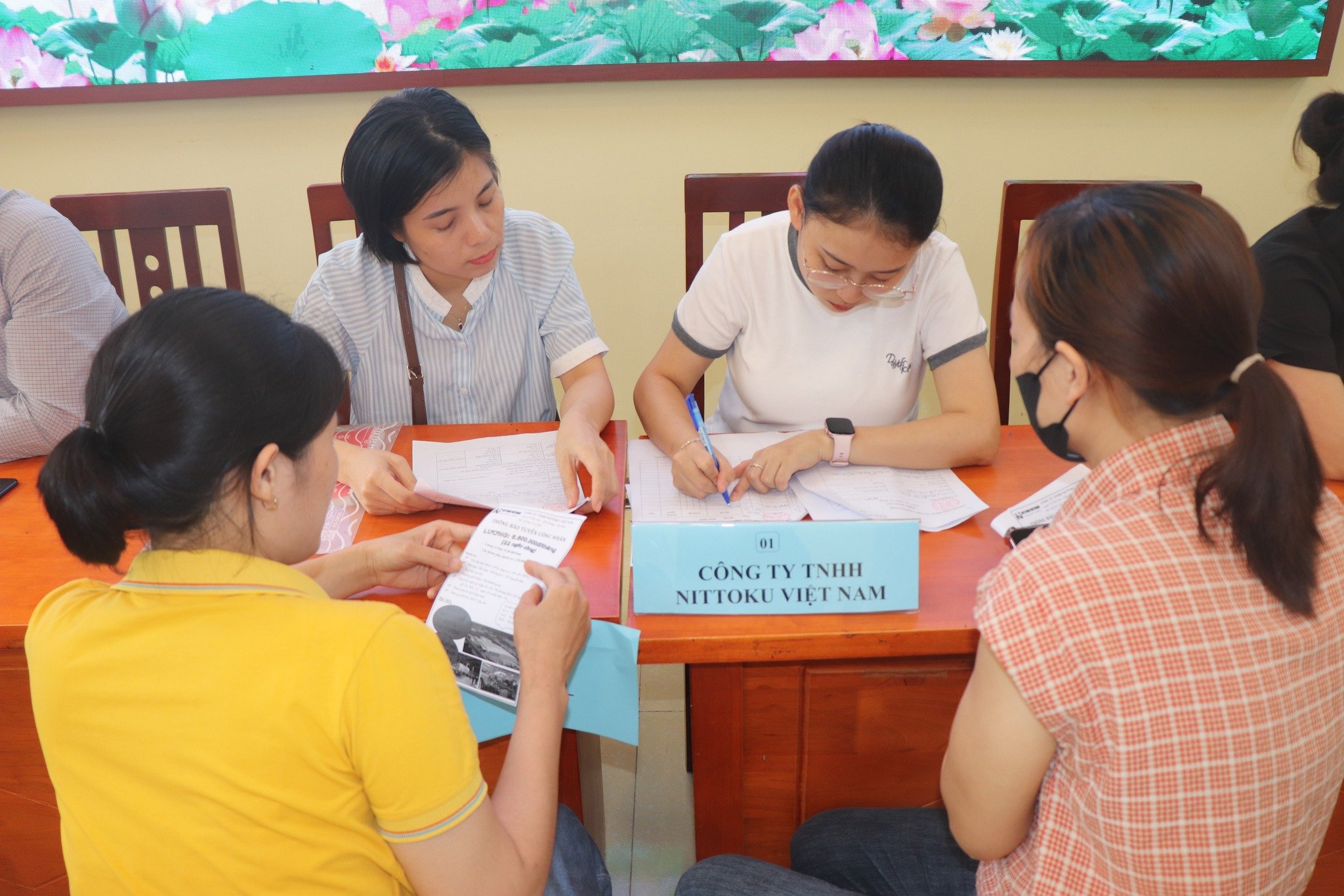 Đại diện doanh nghiệp tiếp xúc với người lao động tại phiên giao dịch việc làm tháng 5/2025. Ảnh: Trung tâm Dịch vụ việc làm tỉnh Hà Nam.