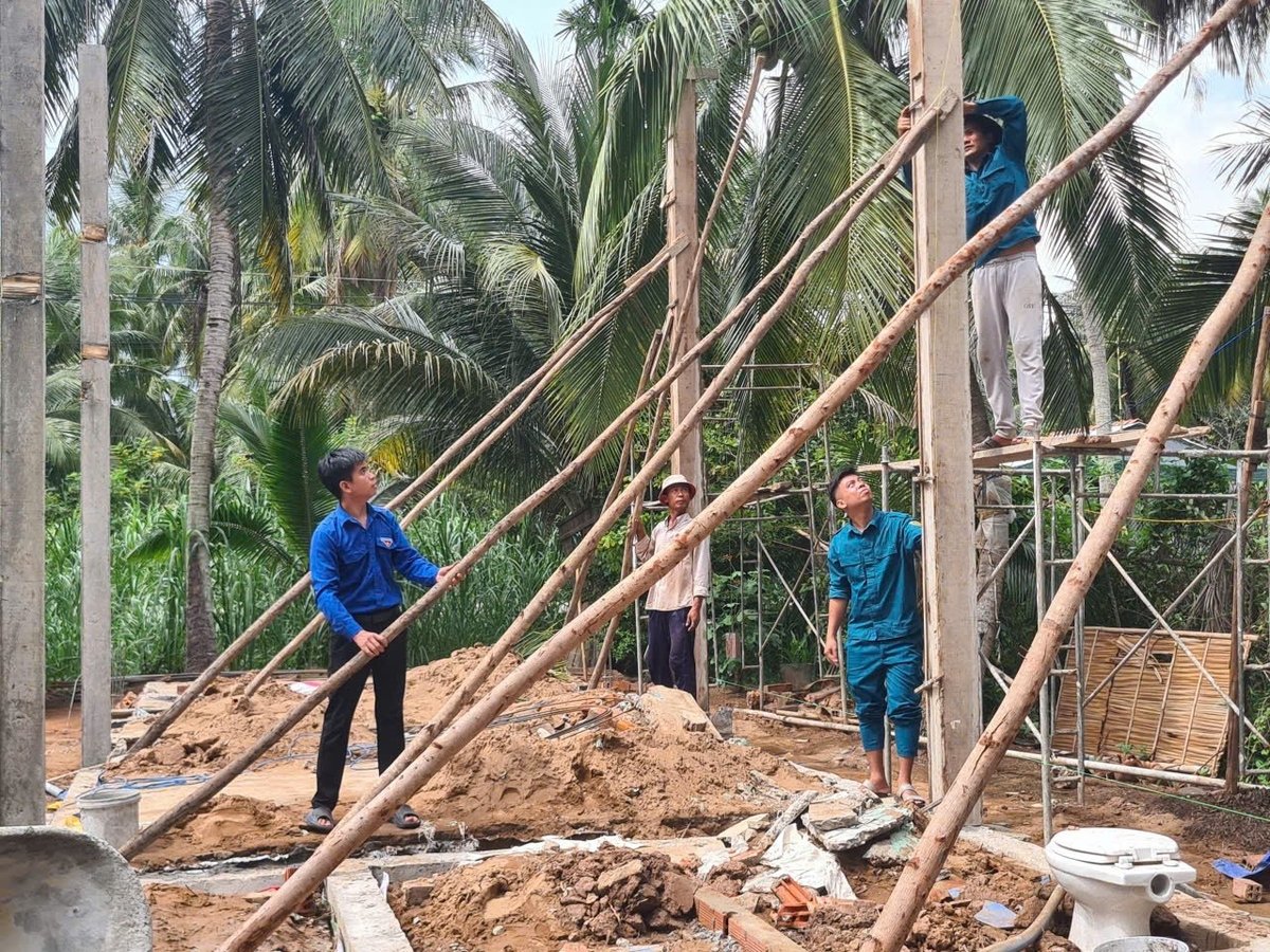 Mặt trận Tổ quốc Việt Nam các cấp còn chủ trì thành lập các đội tình nguyện hỗ trợ ngày công, đảm bảo tại mỗi xã, phường có đối tượng được hỗ trợ nhà đều có ít nhất 1 đội hỗ trợ ngày công tháo dỡ nhà, vận chuyển vật tư, phụ làm hồ… Ảnh: Tỉnh đoàn Bến Tre. Mặt trận Tổ quốc Việt Nam các cấp còn chủ trì thành lập các đội tình nguyện hỗ trợ ngày công, đảm bảo tại mỗi xã, phường có đối tượng được hỗ trợ nhà đều có ít nhất 1 đội hỗ trợ ngày công tháo dỡ nhà, vận chuyển vật tư, phụ làm hồ… Ảnh: Tỉnh đoàn Bến Tre.