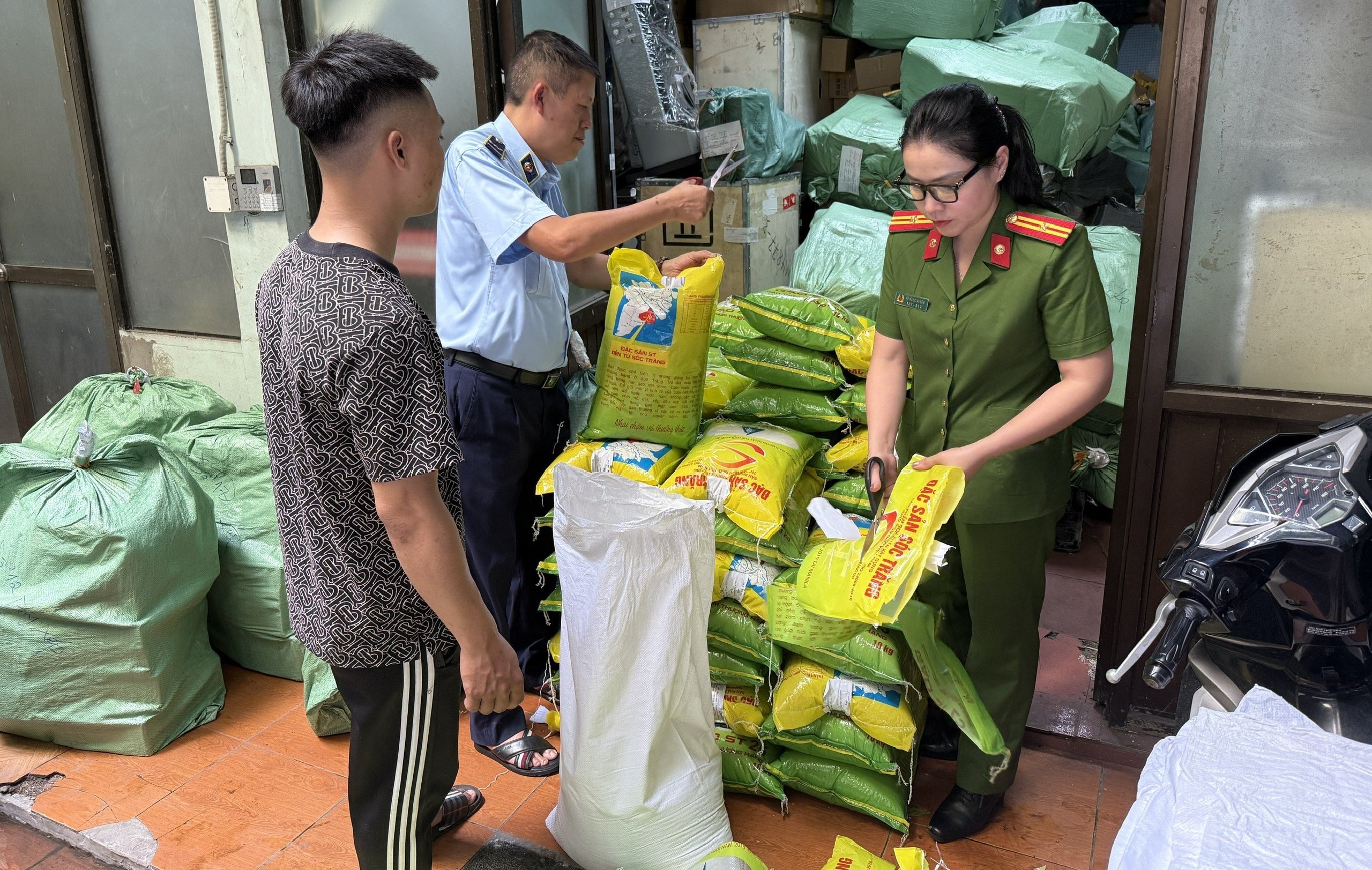 Lực lượng chức năng giám sát việc loại bỏ yếu tố vi phạm. Ảnh: Chi cục Quản lý thị trường Hà Nội. Lực lượng chức năng giám sát việc loại bỏ yếu tố vi phạm. Ảnh: Chi cục Quản lý thị trường Hà Nội.