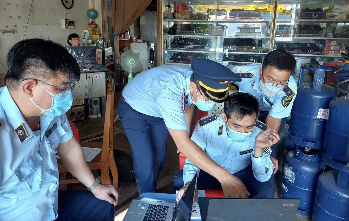 Cán bộ Chi Cục Quản lý thị trường tỉnh Tây Ninh kiểm tra các đơn vị kinh doanh mặc hàng gas trên địa bàn. Ảnh: Trần Trung. Cán bộ Chi Cục Quản lý thị trường tỉnh Tây Ninh kiểm tra các đơn vị kinh doanh mặc hàng gas trên địa bàn. Ảnh: Trần Trung.