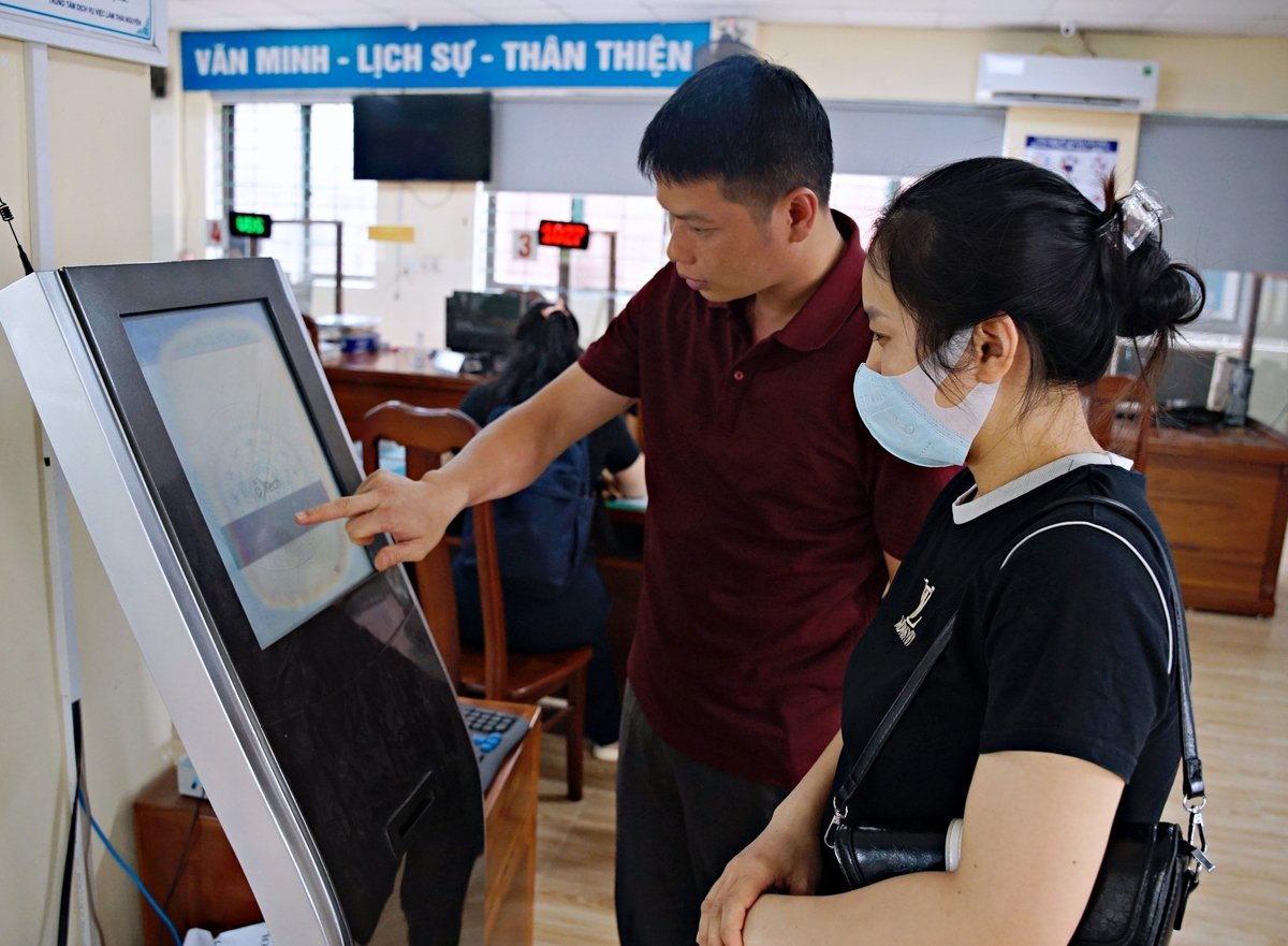 Chị Trần Thị Phương được hướng dẫn đăng ký làm thủ tục lấy bảo hiểm thất nghiệp. Ảnh: Linh Linh. Chị Trần Thị Phương được hướng dẫn đăng ký làm thủ tục lấy bảo hiểm thất nghiệp. Ảnh: Linh Linh.