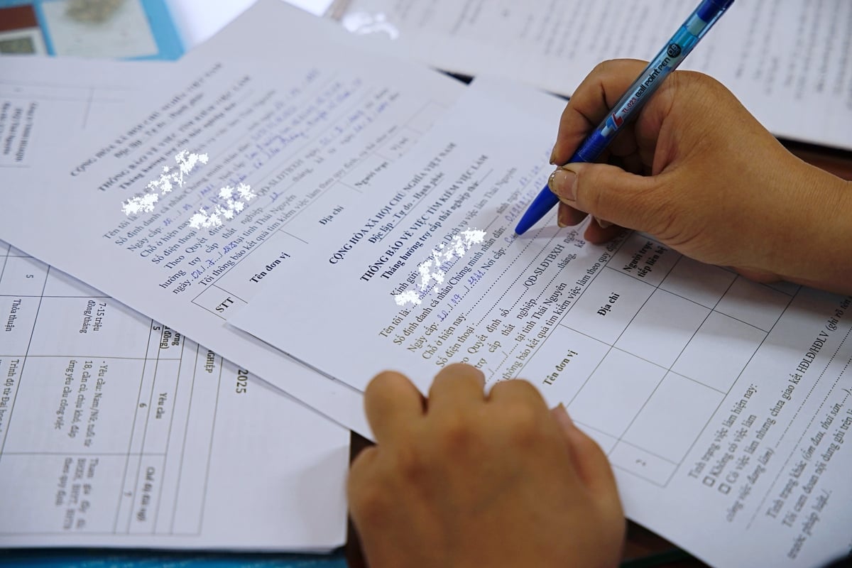 Bảo hiểm thất nghiệp không còn là một 'gói trợ cấp', mà đang dần trở thành nền tảng để người lao động ổn định tâm lý, học thêm kỹ năng, tìm được công việc mới phù hợp. Ảnh: Phạm Hiếu. Bảo hiểm thất nghiệp không còn là một 'gói trợ cấp', mà đang dần trở thành nền tảng để người lao động ổn định tâm lý, học thêm kỹ năng, tìm được công việc mới phù hợp. Ảnh: Phạm Hiếu.