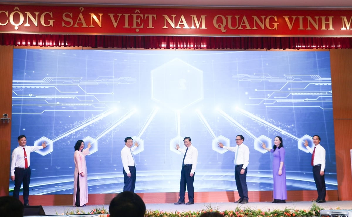 Các đại biểu ấn nút phát động Phong trào 'Bình dân học vụ số' và Khai trương Cổng Thông tin điện tử thực hiện Nghị quyết số 57-NQ/TW tỉnh Nghệ An. Ảnh: Hữu Tình. Các đại biểu ấn nút phát động Phong trào 'Bình dân học vụ số' và Khai trương Cổng Thông tin điện tử thực hiện Nghị quyết số 57-NQ/TW tỉnh Nghệ An. Ảnh: Hữu Tình.