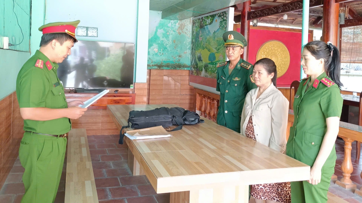 Đồn Biên phòng CKQT Mộc phối hợp với Công an tỉnh Tây Ninh phát hiện bắt giữ đối tượng đang bị truy nã về tội buôn lậu. Ảnh: CTV. Đồn Biên phòng CKQT Mộc phối hợp với Công an tỉnh Tây Ninh phát hiện bắt giữ đối tượng đang bị truy nã về tội buôn lậu. Ảnh: CTV.