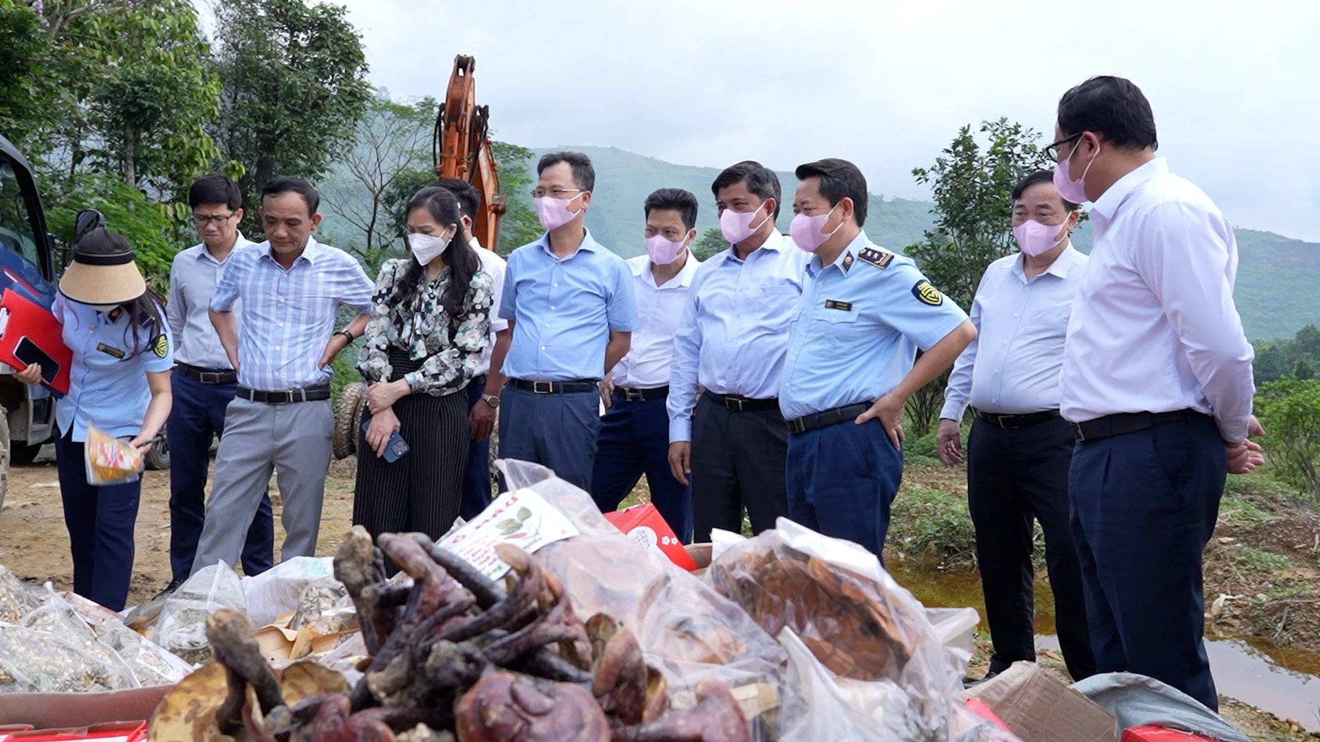 Tổ công tác kiểm tra trực tiếp hiện trường tiêu hủy hàng hóa vi phạm được thu giữ qua các đợt cao điểm gần đây. Ảnh: HK. Tổ công tác kiểm tra trực tiếp hiện trường tiêu hủy hàng hóa vi phạm được thu giữ qua các đợt cao điểm gần đây. Ảnh: HK.