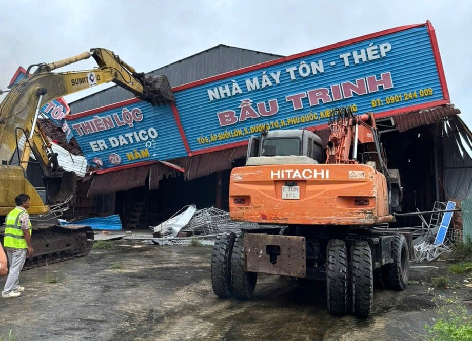 Lực lượng chức năng TP Phú Quốc tổ chức thực hiện cưỡng chế buộc thực hiện biện pháp khắc phục hậu quả đối với hộ dân bao chiếm tại xã Dương Tơ để xây dựng công trình kinh doanh. Ảnh: LLCN cung cấp. Lực lượng chức năng TP Phú Quốc tổ chức thực hiện cưỡng chế buộc thực hiện biện pháp khắc phục hậu quả đối với hộ dân bao chiếm tại xã Dương Tơ để xây dựng công trình kinh doanh. Ảnh: LLCN cung cấp.