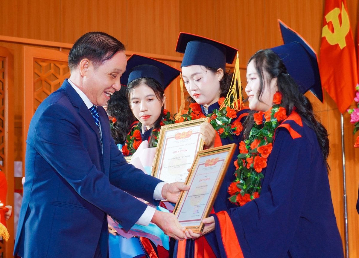 Hiệu trưởng Trường Đại học Luật (Đại học Huế) trao bằng cử nhân cho sinh viên. Ảnh: V.D Hiệu trưởng Trường Đại học Luật (Đại học Huế) trao bằng cử nhân cho sinh viên. Ảnh: V.D