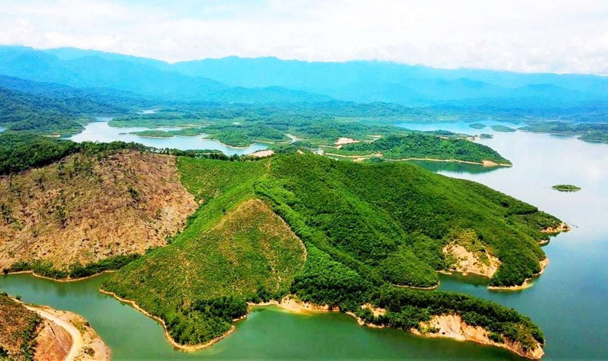 Đảo Cô Đơn (còn gọi là đảo Độc Lập) nằm ở giữa hồ nước ngọt Ngàn Trươi, thuộc Vườn quốc gia Vũ Quang, huyện Vũ Quang, tỉnh Hà Tĩnh. Đảo Cô Đơn (còn gọi là đảo Độc Lập) nằm ở giữa hồ nước ngọt Ngàn Trươi, thuộc Vườn quốc gia Vũ Quang, huyện Vũ Quang, tỉnh Hà Tĩnh.