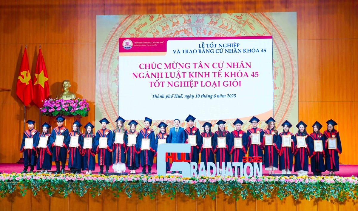 Sinh viên Trường Đại học Luật (Đại học Huế) nhận bằng tân cử nhân. Ảnh: V.D Sinh viên Trường Đại học Luật (Đại học Huế) nhận bằng tân cử nhân. Ảnh: V.D