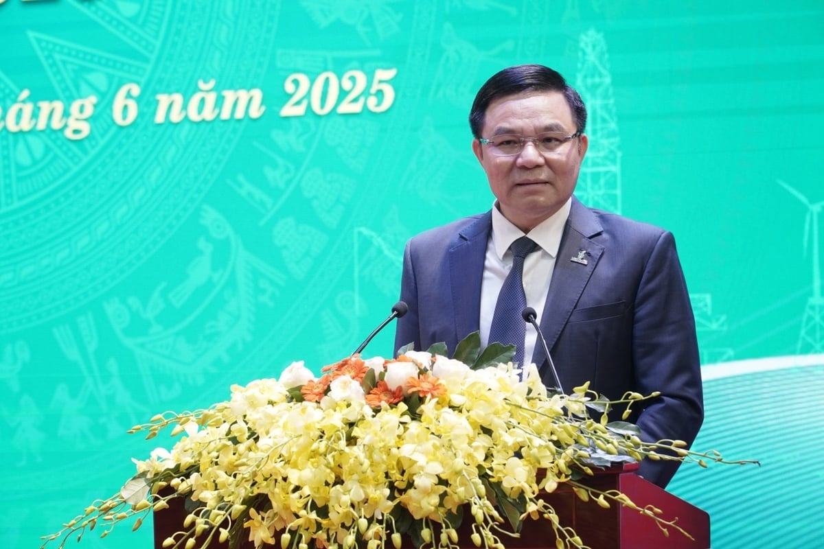 Phát biểu chỉ đạo tại Đại hội, đồng chí Lê Mạnh Hùng nhấn mạnh, Vietsovpetro cần tăng cường nguồn lực cho khoa học công nghệ, đổi mới sáng tạo, chuyển đổi số để tạo ra sản phẩm, dịch vụ mới phục vụ mục tiêu tăng trưởng. Ảnh: Vietsovpetro. Phát biểu chỉ đạo tại Đại hội, đồng chí Lê Mạnh Hùng nhấn mạnh, Vietsovpetro cần tăng cường nguồn lực cho khoa học công nghệ, đổi mới sáng tạo, chuyển đổi số để tạo ra sản phẩm, dịch vụ mới phục vụ mục tiêu tăng trưởng. Ảnh: Vietsovpetro.
