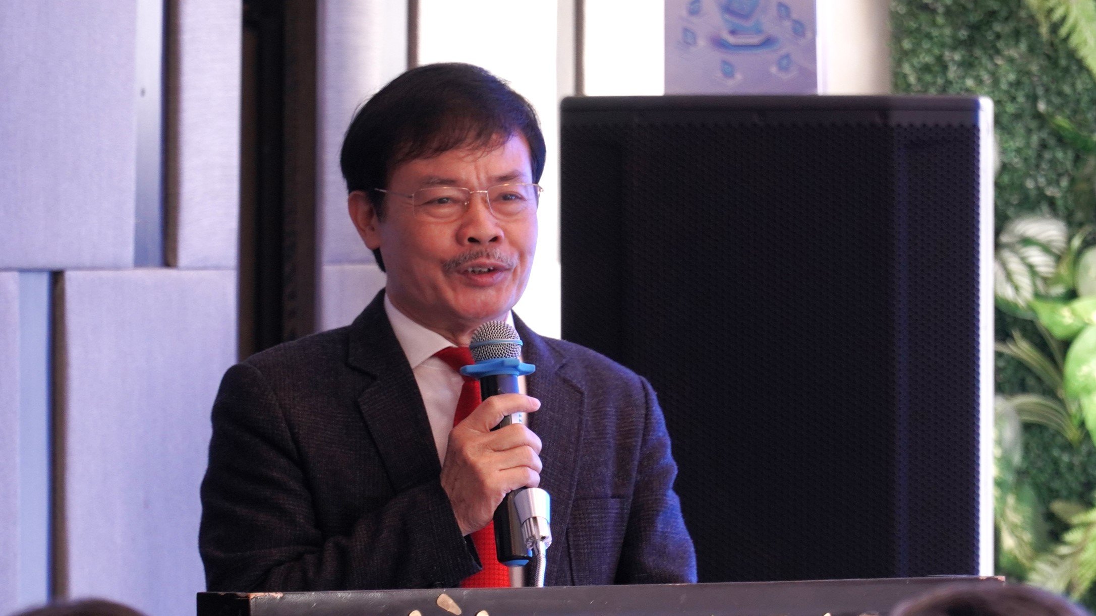 Dr. Nguyen Xuan Duong emphasized the role of technology and AI in controlling livestock diseases. Photo: Tran Phi.