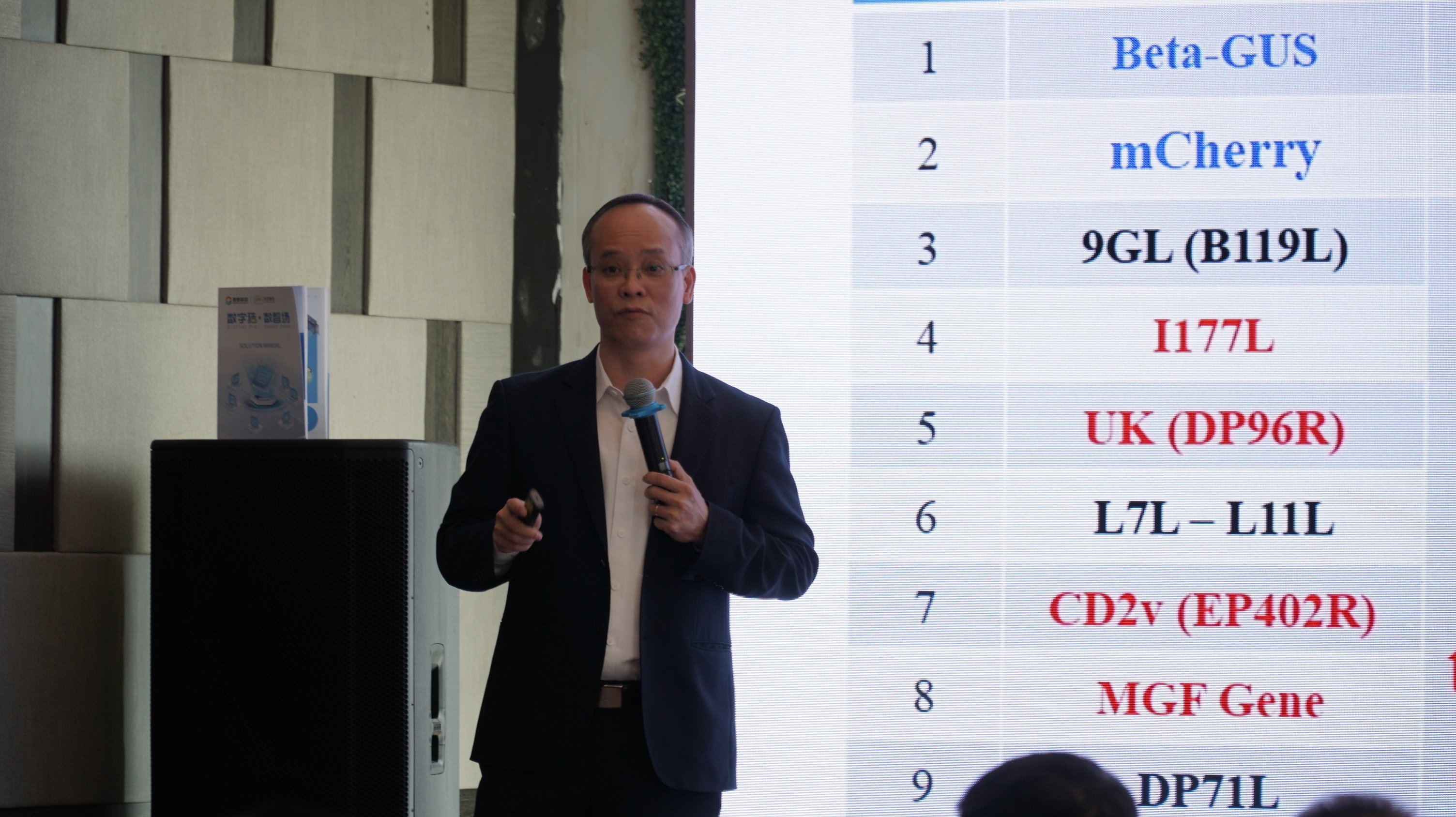 Dr. Le Van Phan shared in-depth research on ASF and challenges in vaccine development. Photo: Tran Phi.