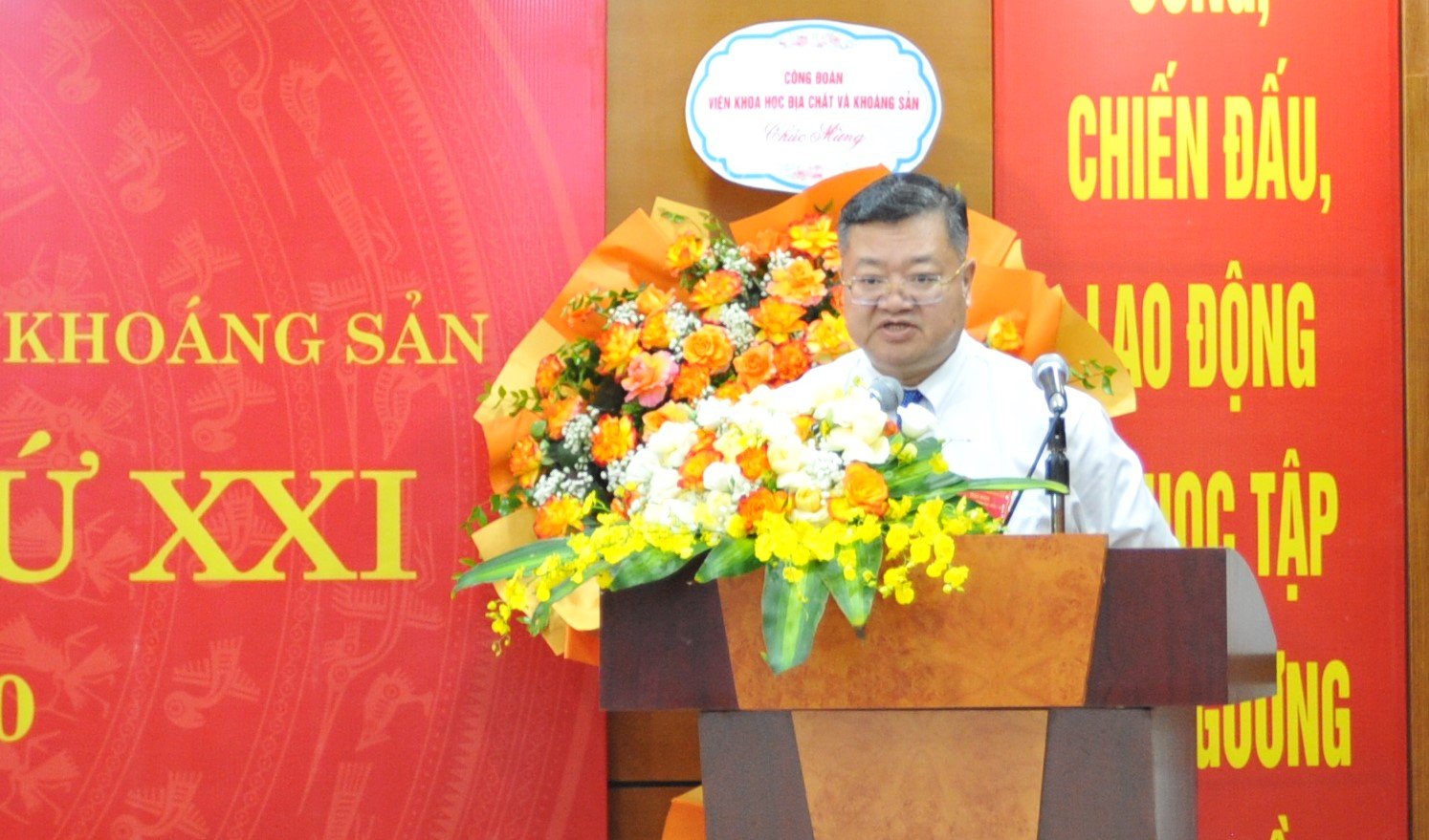 Theo ông Trịnh Hải Sơn, Viện trưởng Viện Khoa học Địa chất và Khoáng sản, Đảng bộ Viện xác định phương châm là: 'Phát huy sức mạnh đoàn kết, nâng cao năng lực lãnh đạo và vai trò hạt nhân của tổ chức đảng, của đội ngũ đảng viên trong toàn Đảng bộ, hoàn thành xuất sắc các nhiệm vụ nhiệm kỳ 2025 - 2030'. Ảnh: Mai Đan. Theo ông Trịnh Hải Sơn, Viện trưởng Viện Khoa học Địa chất và Khoáng sản, Đảng bộ Viện xác định phương châm là: 'Phát huy sức mạnh đoàn kết, nâng cao năng lực lãnh đạo và vai trò hạt nhân của tổ chức đảng, của đội ngũ đảng viên trong toàn Đảng bộ, hoàn thành xuất sắc các nhiệm vụ nhiệm kỳ 2025 - 2030'. Ảnh: Mai Đan.