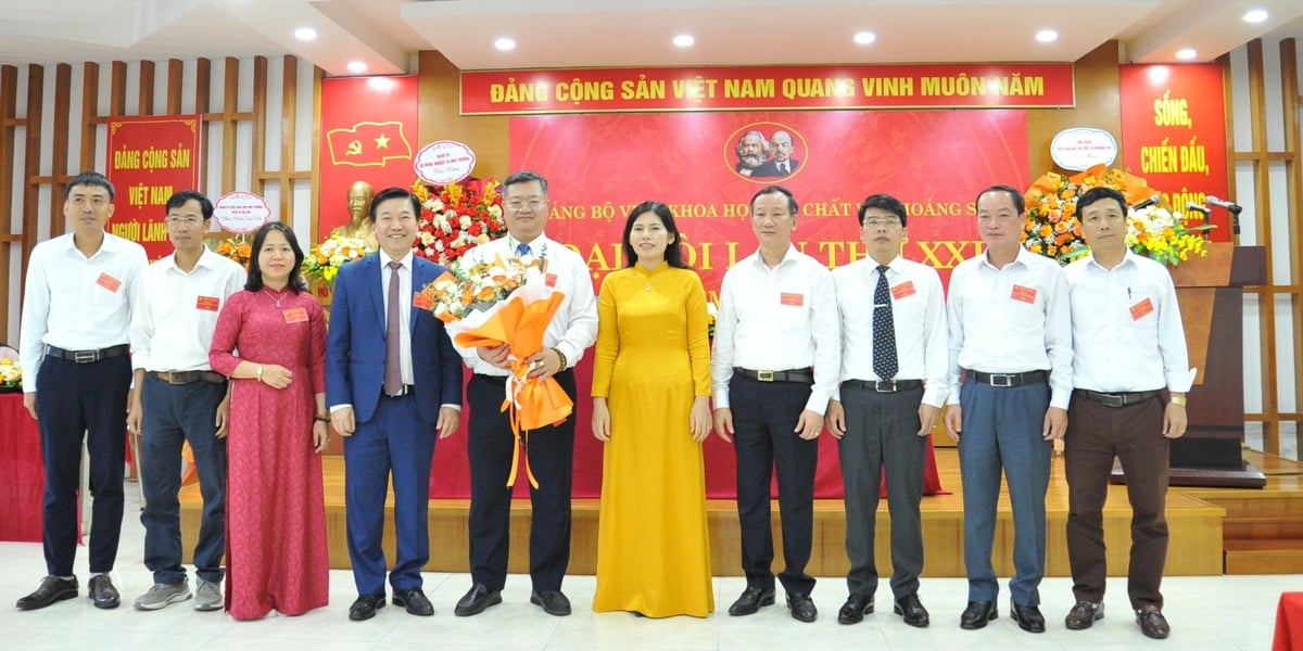 Đồng chí Nguyễn Thị Yến, Phó Chánh Văn phòng Đảng ủy Bộ (thứ 6 từ trái sang) tặng hoa chúc mừng BCH Đảng ủy Viện Khoa học Địa chất và Khoáng sản, nhiệm kỳ 2025-2030. Ảnh: Mai Đan. Đồng chí Nguyễn Thị Yến, Phó Chánh Văn phòng Đảng ủy Bộ (thứ 6 từ trái sang) tặng hoa chúc mừng BCH Đảng ủy Viện Khoa học Địa chất và Khoáng sản, nhiệm kỳ 2025-2030. Ảnh: Mai Đan.